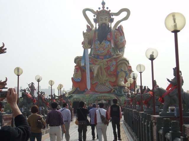 仏像の下に入り口